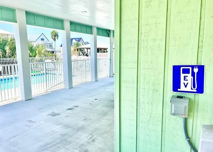 Holiday home Family Bungalow! Access, Pool, & Fishing Dock *
