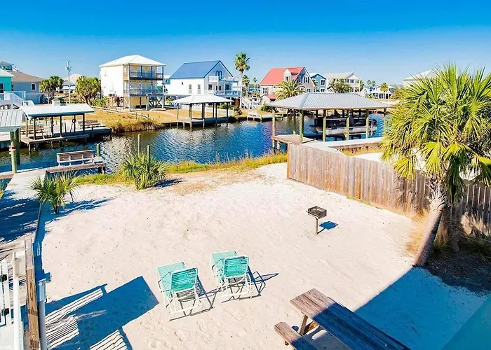 Family Bungalow! Access, Pool, & Fishing Dock Holiday home